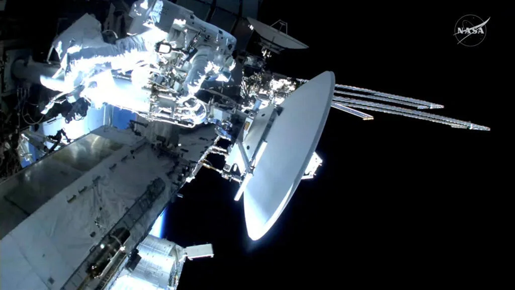 Sophie Adenot retourne dans l'espace pour une deuxième sortie extravéhiculaire