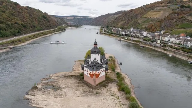 Hitze und Dürre: Pegelstand im Rhein reicht noch nicht für regulären Schiffsverkehr