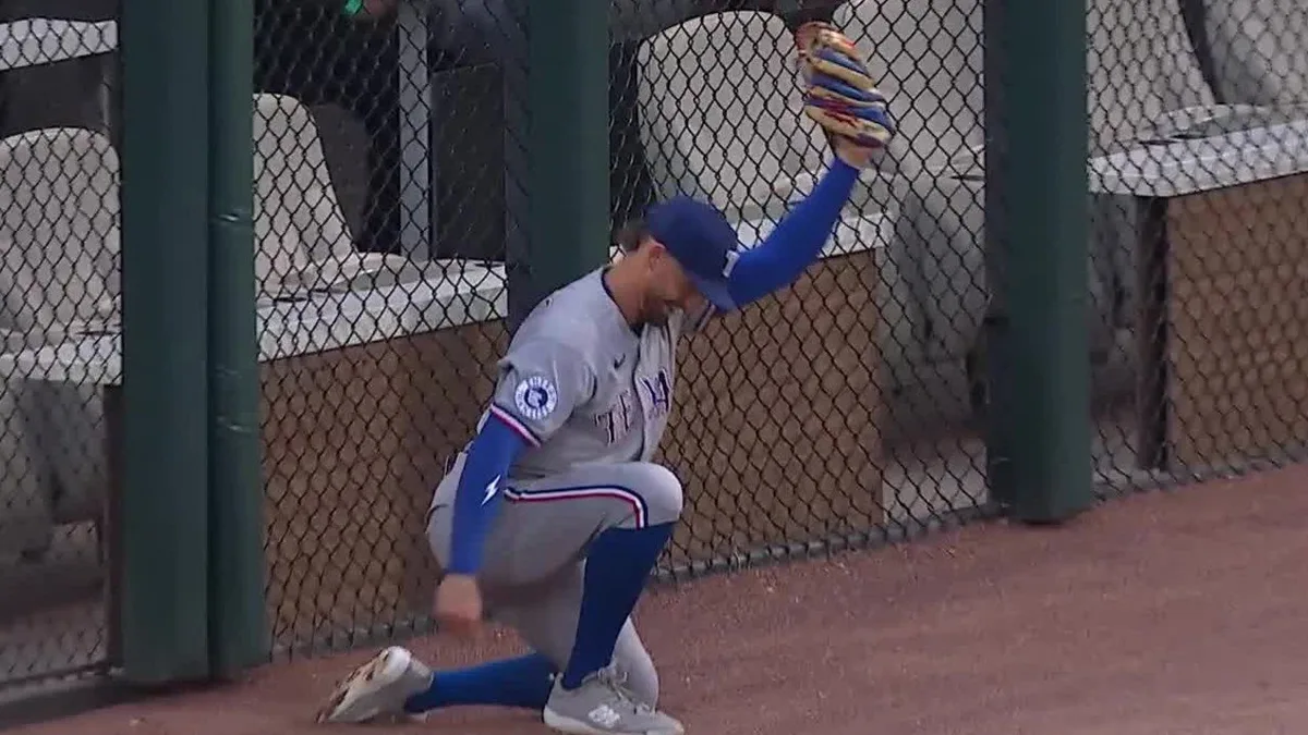 Rangers’ Nimmo robs home run with leaping grab over outfield wall