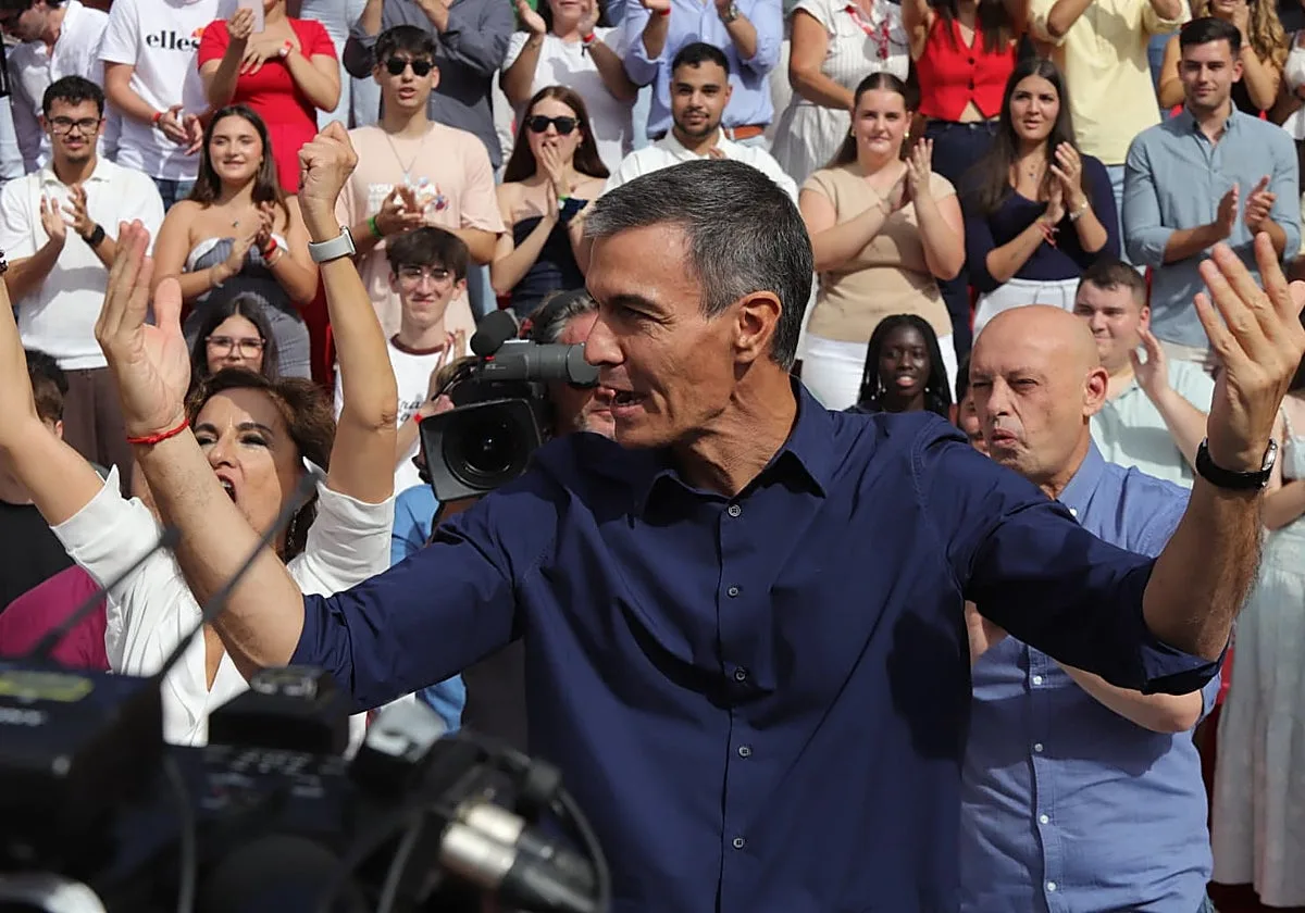 Pedro Sánchez se reivindica en Dos Hermanas como «un perro sin amo» y azuza el miedo hacia los «lobos» de la derecha