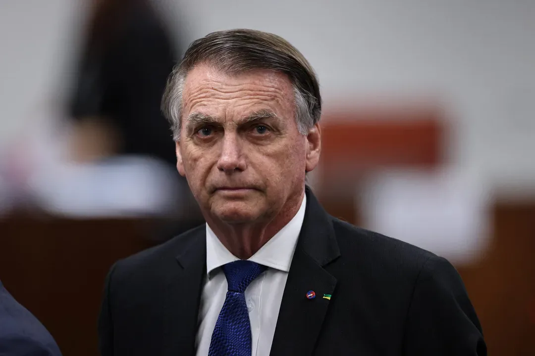 Bolsonaro é autorizado a sair da prisão domiciliar para atendimento
