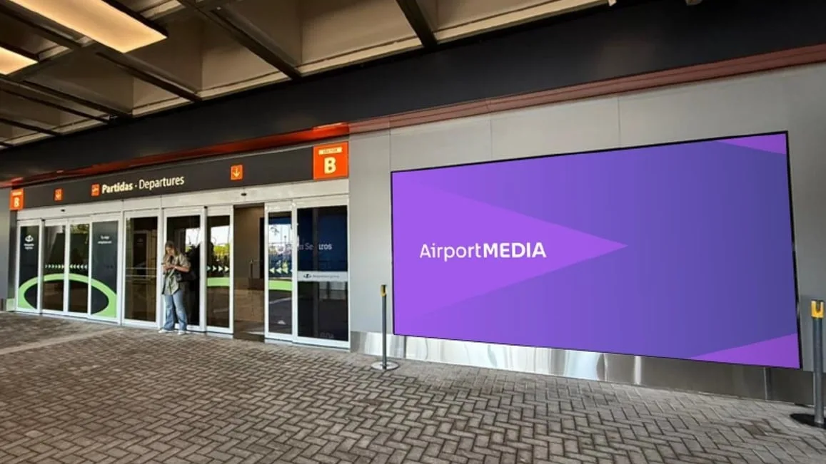 Aeropuertos Argentina incorporó pantallas a las 35 terminales del país que permiten la compra de publicidad programática