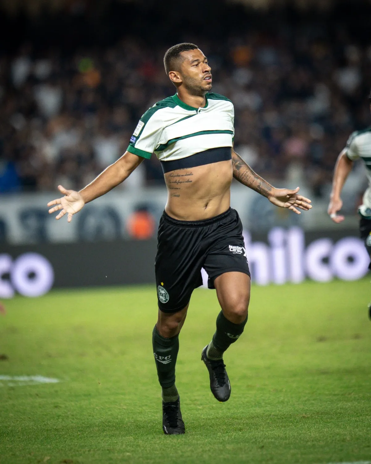 Fabinho comemora vitória e valoriza força do elenco do Coritiba