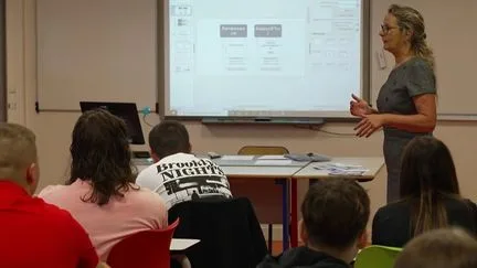"Abracadabra, on arrive à faire sortir 3 000 remplaçants" : les lycéens et enseignants restent sceptiques après les annonces du gouvernement