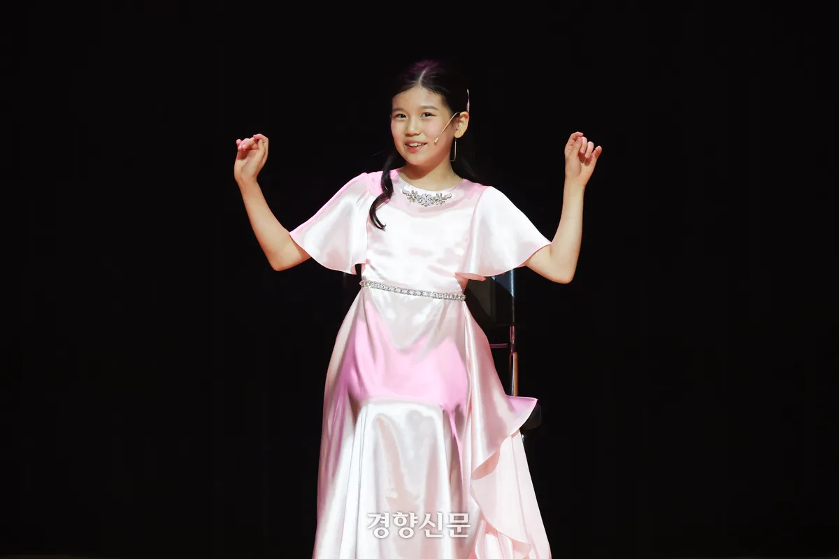 ‘My Strongest Suit’를 열창하는 초등부 정다엘