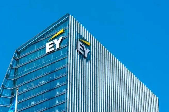 Justiça condena Ernst Young a pagar R$ 1 milhão por jornadas de até 17 horas