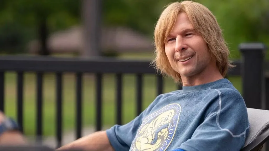 3 razones para ver la nueva temporada de ‘Chad Powers’ con Glen Powell en Disney+