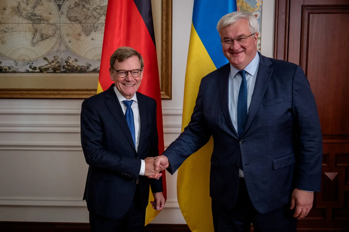 El ministro de Asuntos Exteriores de Alemania condena la “brutal guerra” de Rusia y anuncia 50 millones de euros de ayuda humanitaria a Ucrania en una visita sorpresa a Kiev