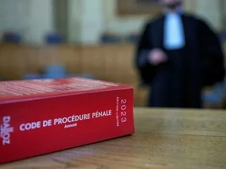 Un ancien gendarme sort son arme et pose deux balles sur le buffet devant son ex-compagne : « une pour toi, une pour moi »