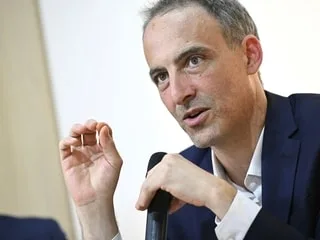 « Je sais l’impact qu’avait ma décision sur sa vie » : Raphaël Glucksmann revient sur le retrait de Léa Salamé du 20 h