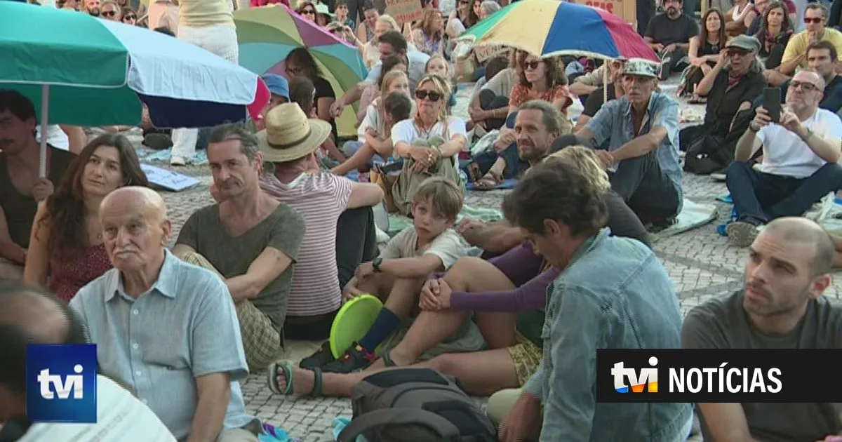 Manifestantes tornam Praça do Bocage numa praia para protestar contra a privatização de espaços naturais na Arrábida