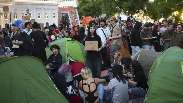 Acampada do Rossio promete resistir apesar de vento forte (e turistas)
