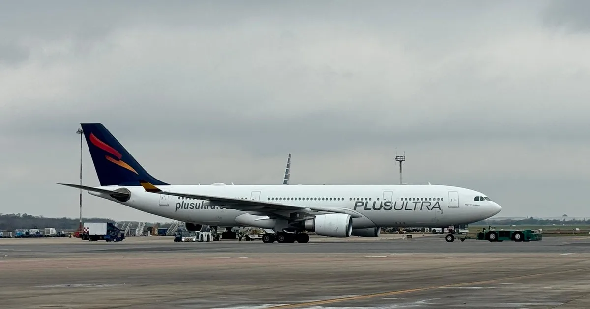 Después de 50 horas varados en Brasil, los 292 pasajeros de Plus Ultra despegarían esta noche hacia Madrid