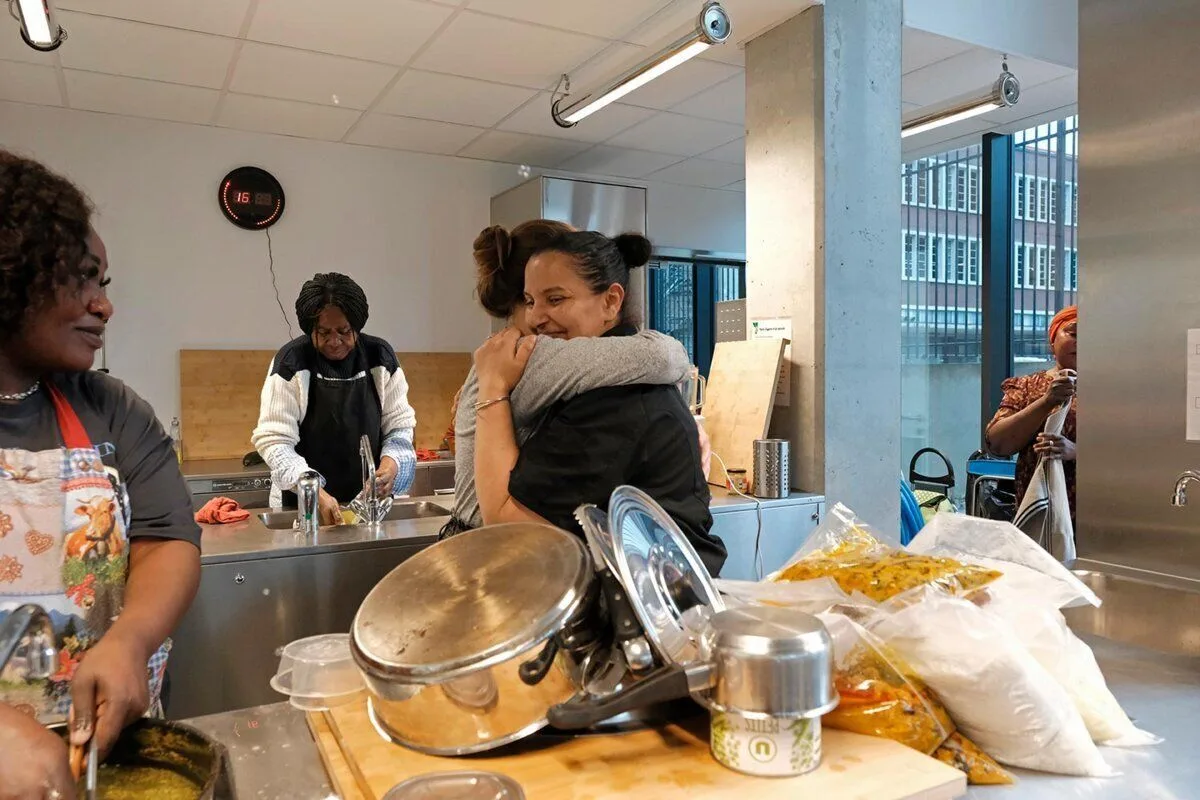 « Ici, les femmes rient et oublient tout » : dans une cuisine partagée pour les familles précaires