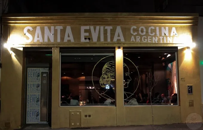 Cierra el restaurante Santa Evita en Palermo: al anunciar la noticia apuntaron contra Milei