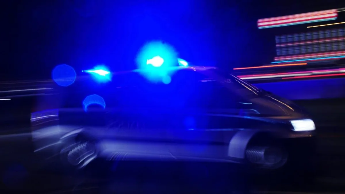 Mann fährt auf Autodach mit: Polizei stoppt riskante Tour in Baden-Württemberg