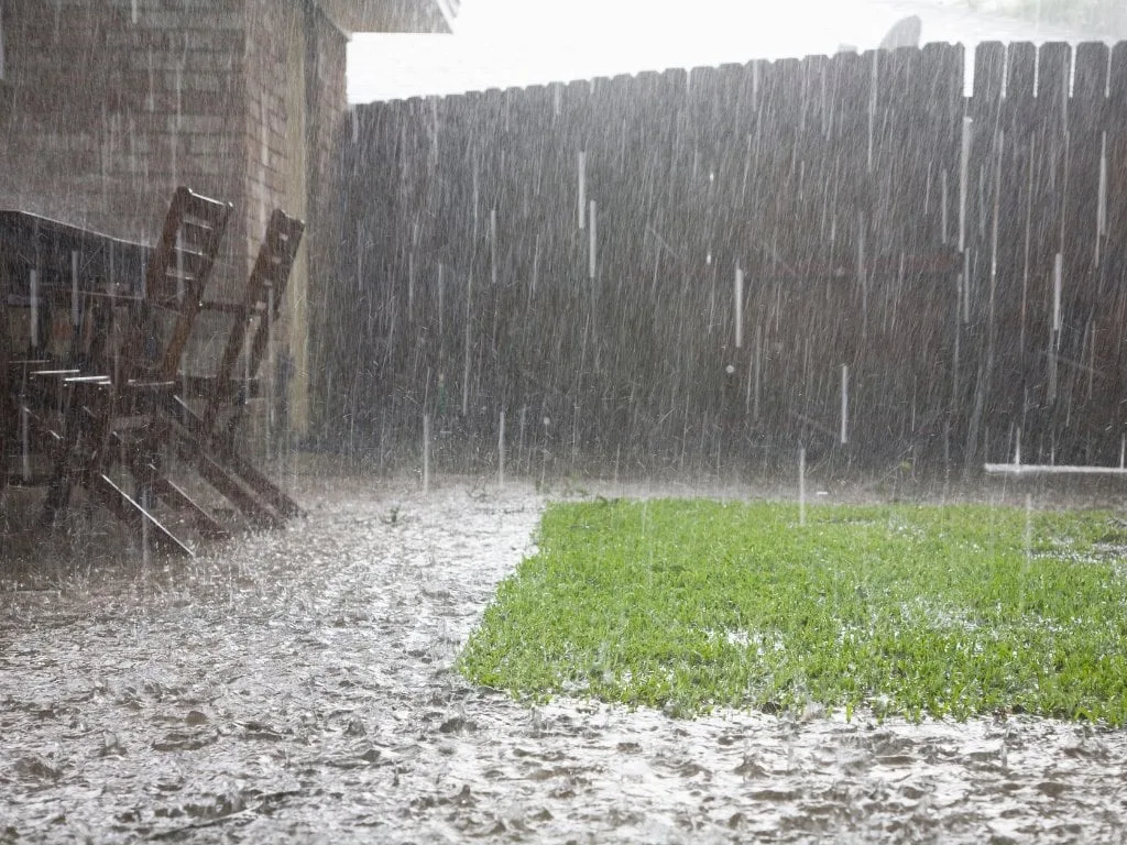 Las lluvias torrenciales provocan inundaciones en bajos y calles en Torredembarra y El Vendrell