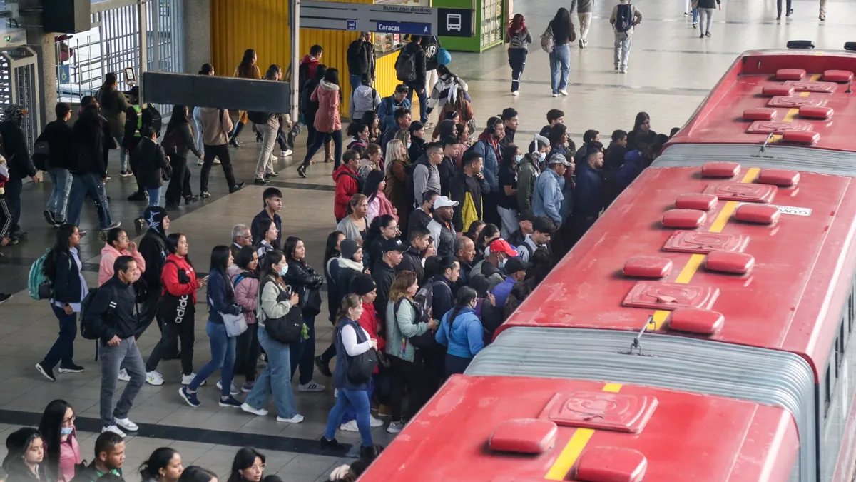Se fueron a los golpes en TransMilenio, en Bogotá: un reclamo por colarse terminó en pelea en la estación Universidades y el video se viralizó