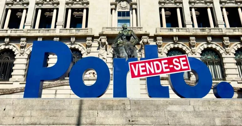 "Vende-se". Bordalo II instala placa em frente à câmara
