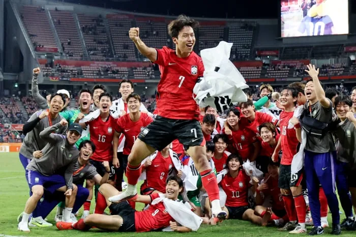 이럴 수가! "엄지성 인종차별 사건 용납할 수 없는 일"이라던 밀월 감독, 뒤에서는 "경기 왜 멈춰" 황당 망언...英SNS서는 "망발" 분노 중!