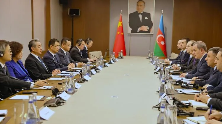 Chinese FM holds talks with Azerbaijani counterpart