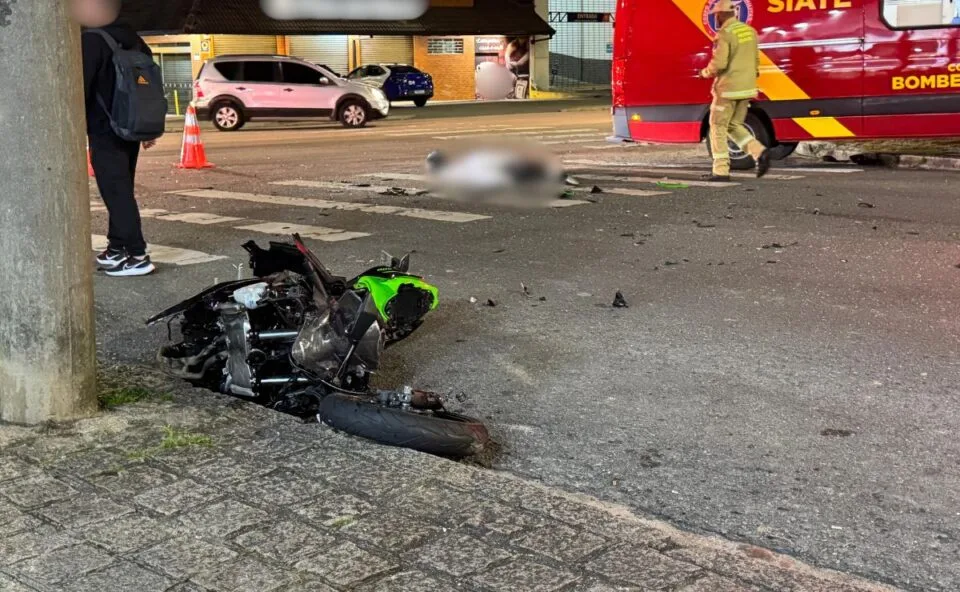Moto fica destruída e motociclista morre ao bater contra carro em cruzamento no Água Verde, em Curitiba