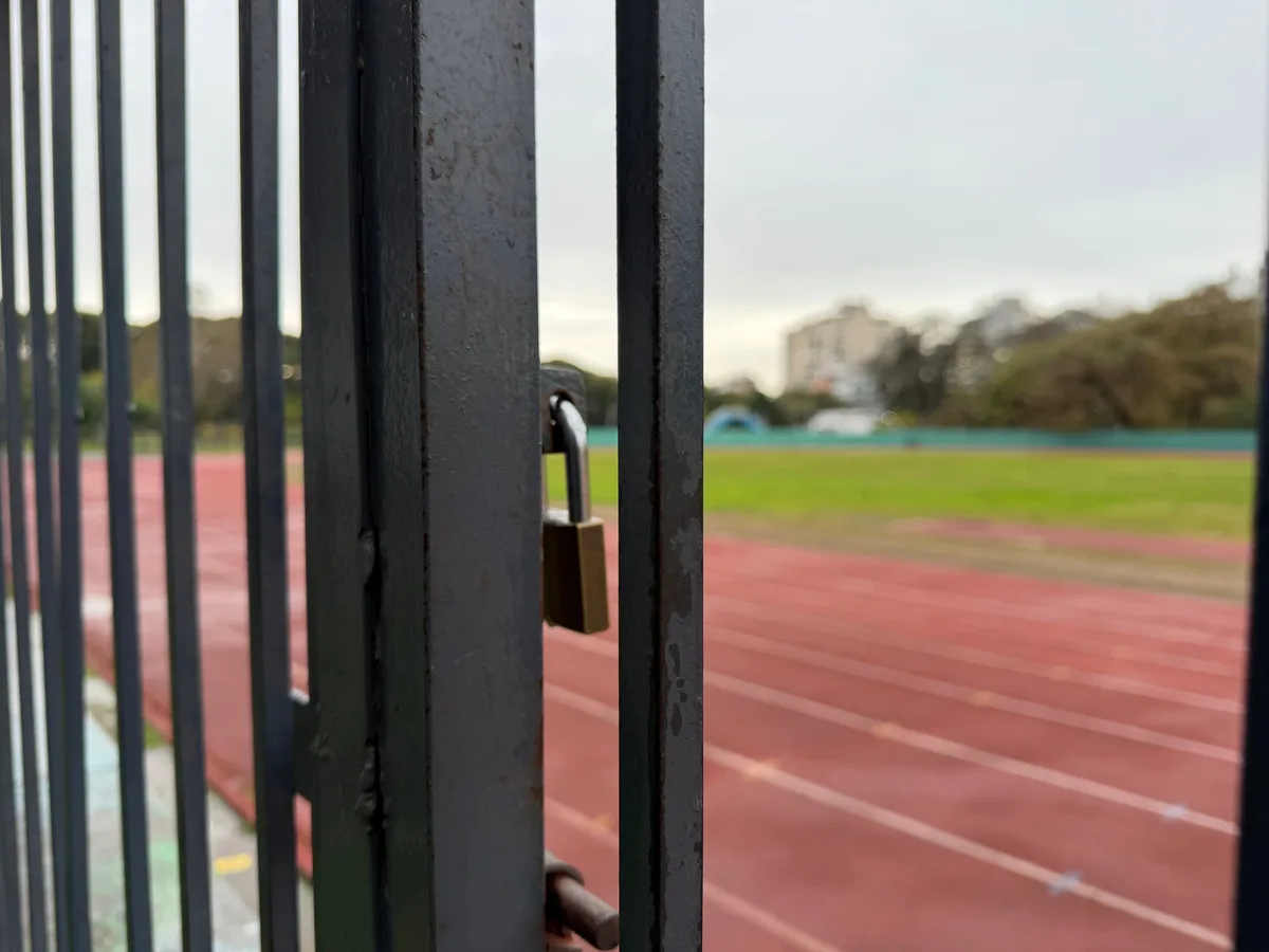 Cerraron la pista de atletismo del Parque Chacabuco por obras: tendrá carpeta sintética y certificación internacional