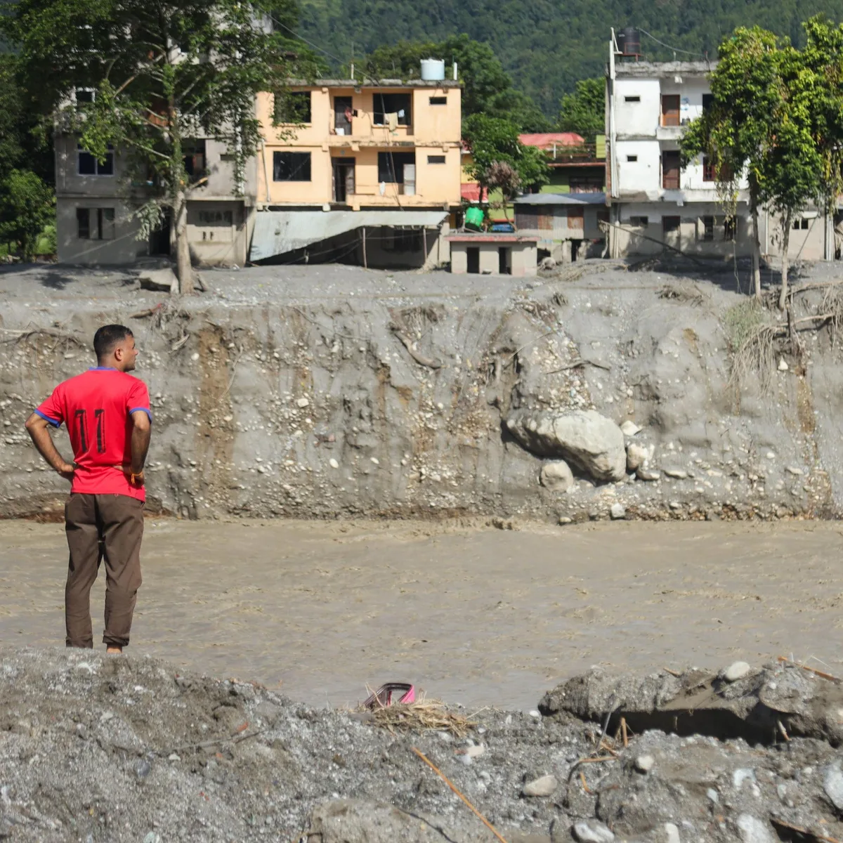 Nach der Sturzflut - Mehr als 600 Tote in Nepal bestätigt - "Save the Children" verteilt Hilfsgüter in Katastrophengebiet
