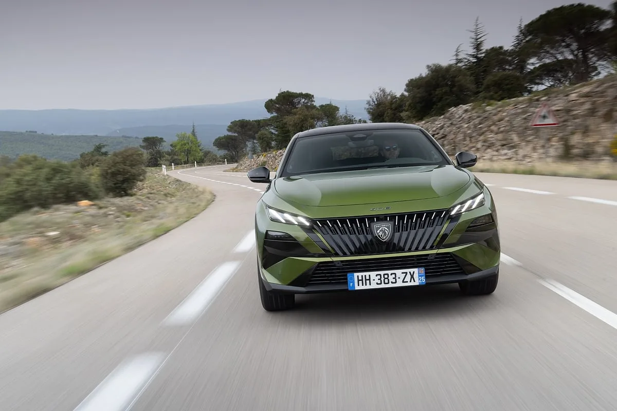 O espírito francês renasceu no Peugeot 408 GT Hybrid