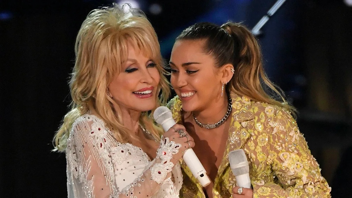 Miley Cyrus, rota al despedir a su tía Dolly Parton, que podría haberle dejado su fortuna: "Quería que escribiera una canción sobre esto"