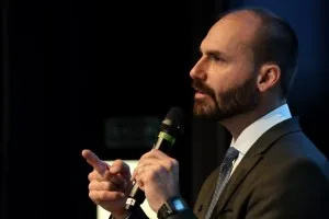 Eduardo Bolsonaro fala em “expurgar” Moraes do STF caso Flávio seja eleito