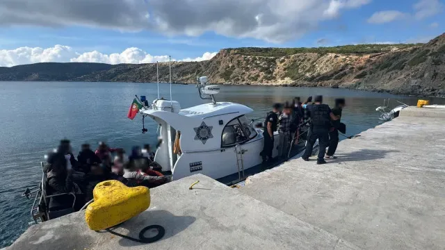 Polícia Marítima portuguesa resgata 43 migrantes na Grécia