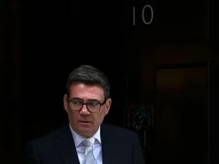 Royaume-Uni : le Premier ministre Andy Burnham promet un contrôle accru de l’État sur les services essentiels