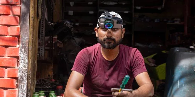 En Inde, le paradoxe des travailleurs qui filment leurs gestes du quotidien pour entraîner les IA : « Je suis en train de scier la branche sur laquelle je suis assis »