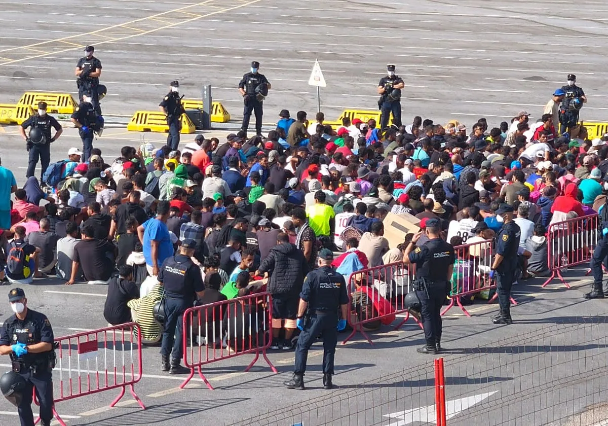 Mandos policiales alertan de que los centros de reagrupación de Ceuta pueden convertirse en un «polvorín»