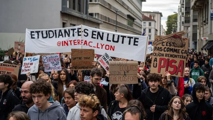 La mobilisation lycéenne de ce mardi continue avec de nombreux cortèges qui défilent dans toute la France.