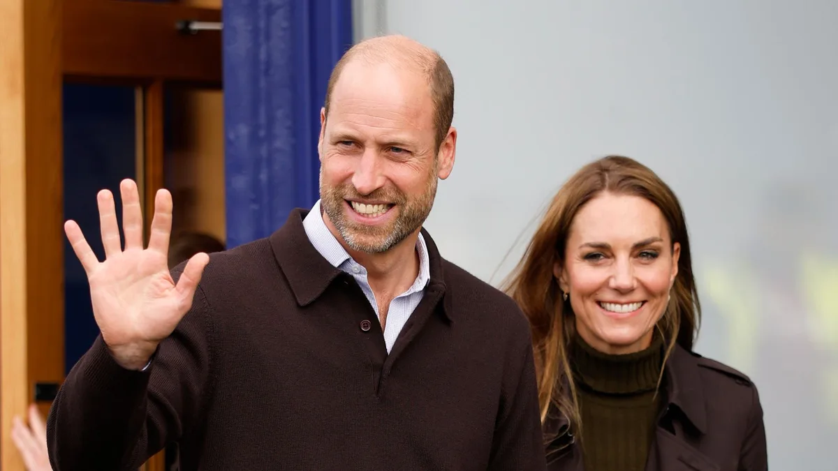 La inesperada reaparición de Guillermo y Kate Middleton en plena tormenta de los Windsor:con botas de campo y conduciendo un tractor