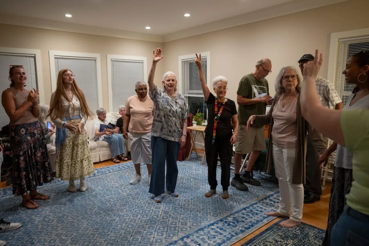 Foram viver com freiras para pagar menos renda. Acabaram por encontrar uma família