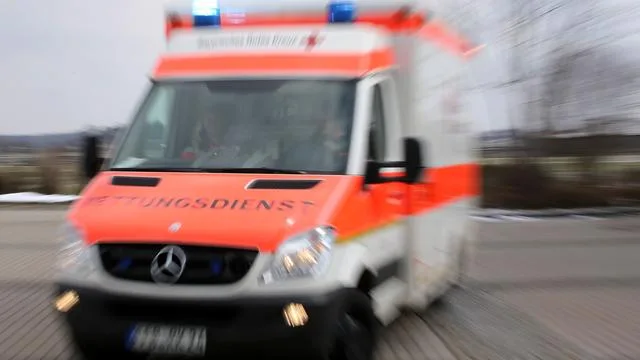 Unfall: Radfahrer stürzt bei Überholmanöver und wird schwer verletzt