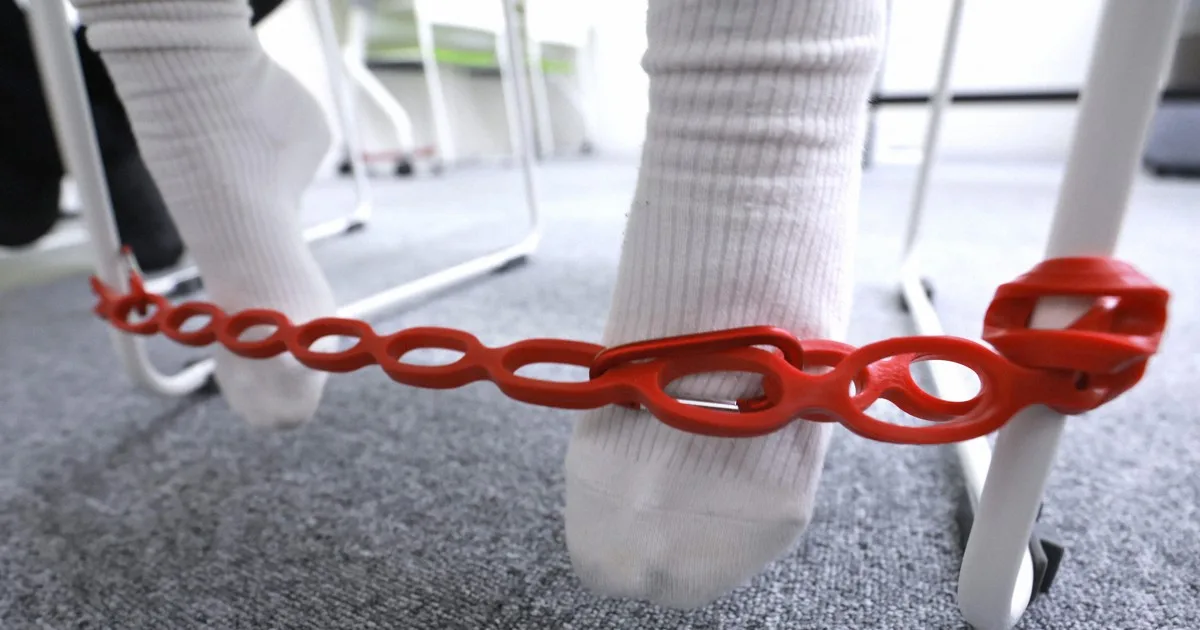 子どもの多動や姿勢の改善をサポートする教具「ふみおくん」