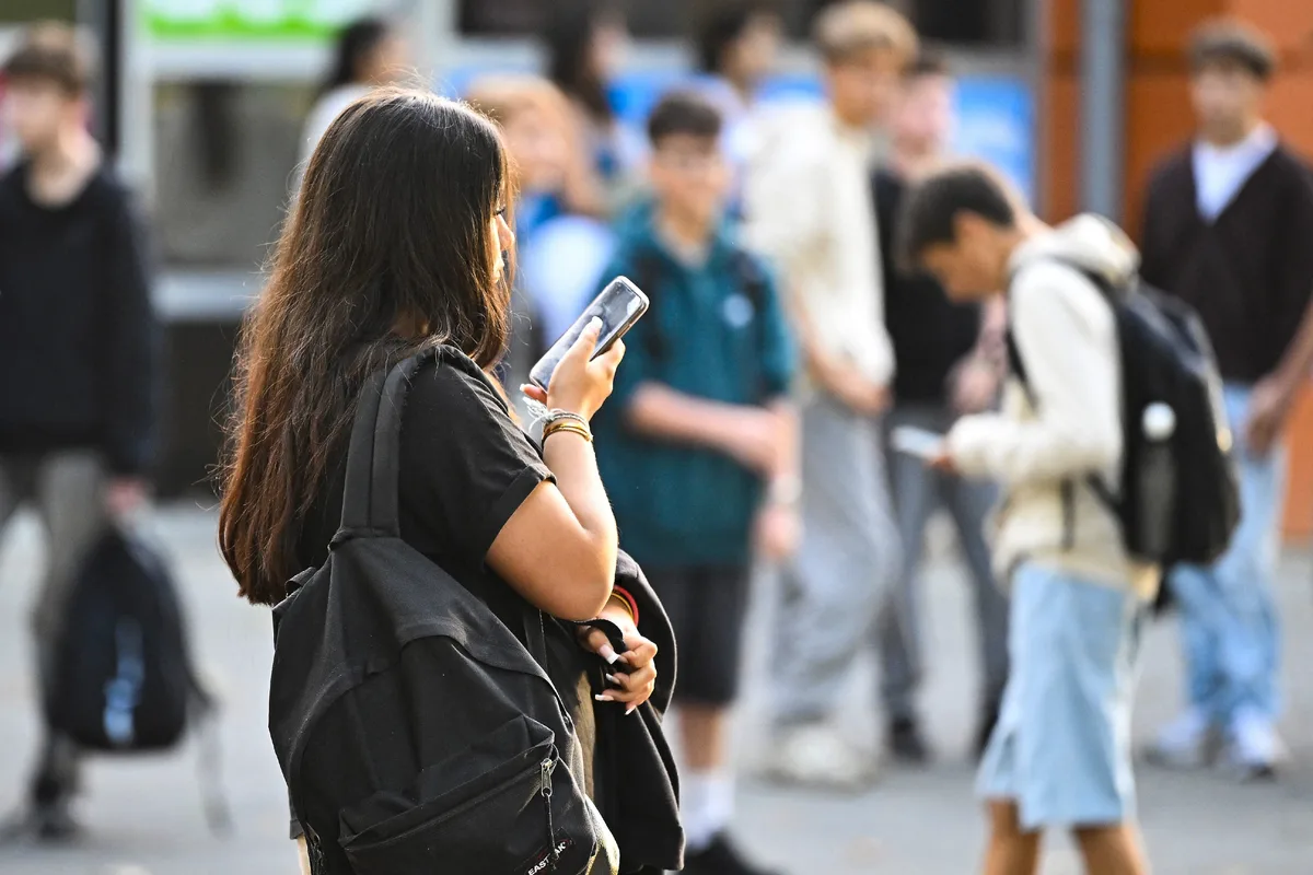 Interdiction des portables au lycée : une mesure à l'efficacité limitée