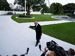 Auch Kritik am roten Teppich: US-Präsident Trump sorgt mit Outfit bei Xi-Empfang für Spott