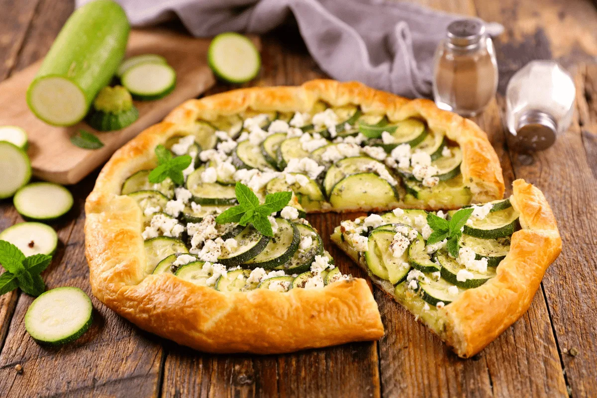 Quer um jantar leve e saudável? Aprenda esta torta de abobrinha com queijo feta