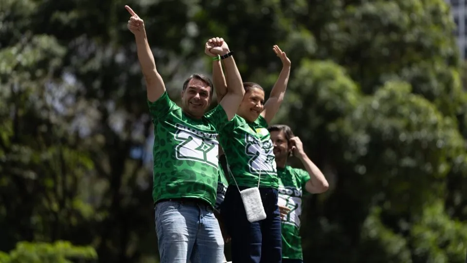 A uma semana do segundo turno, Flávio reúne apoiadores na Paulista e provoca Lula para o debate