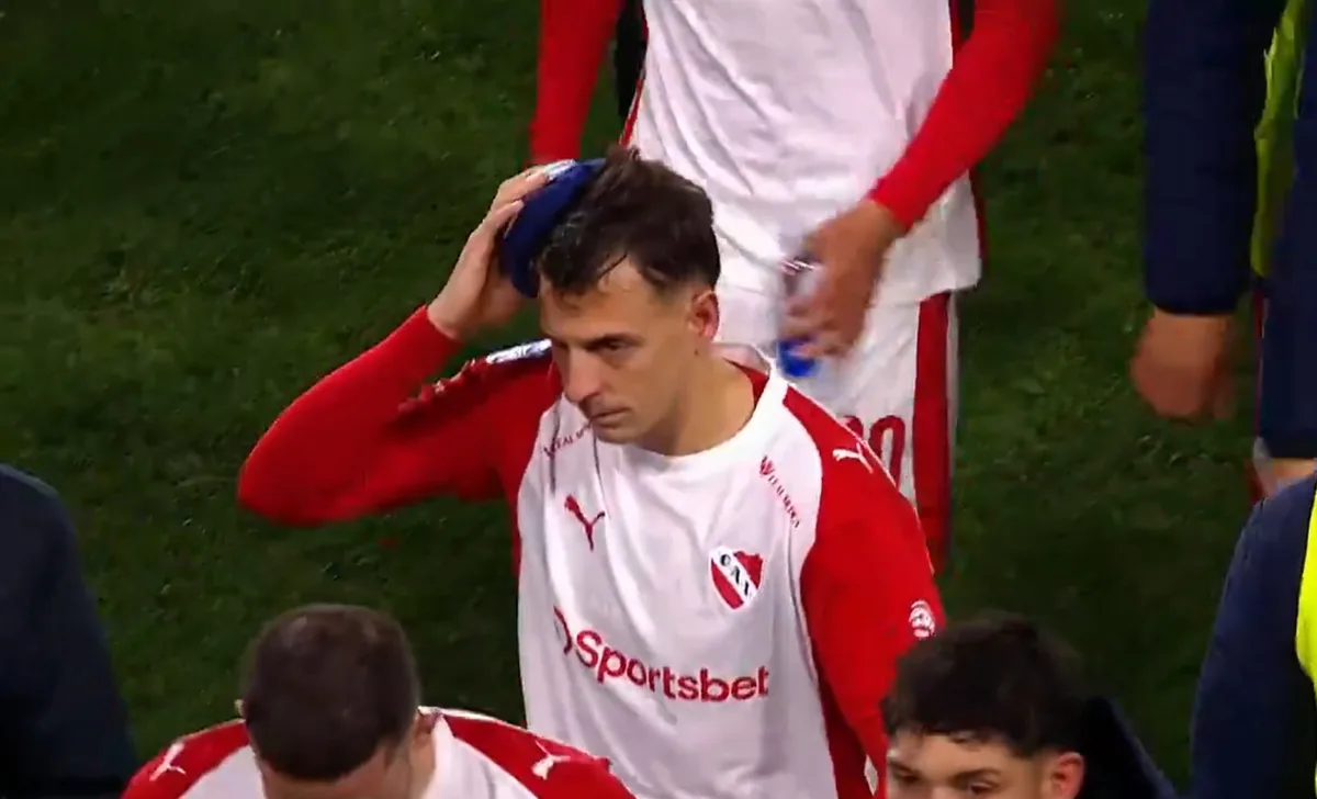 Santiago Arias sufrió fuerte agresión en el partido de Independiente y Lanús: lo golpearon en la cabeza