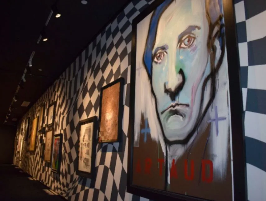 Johnny Depp inaugura exposición de arte en Shanghái