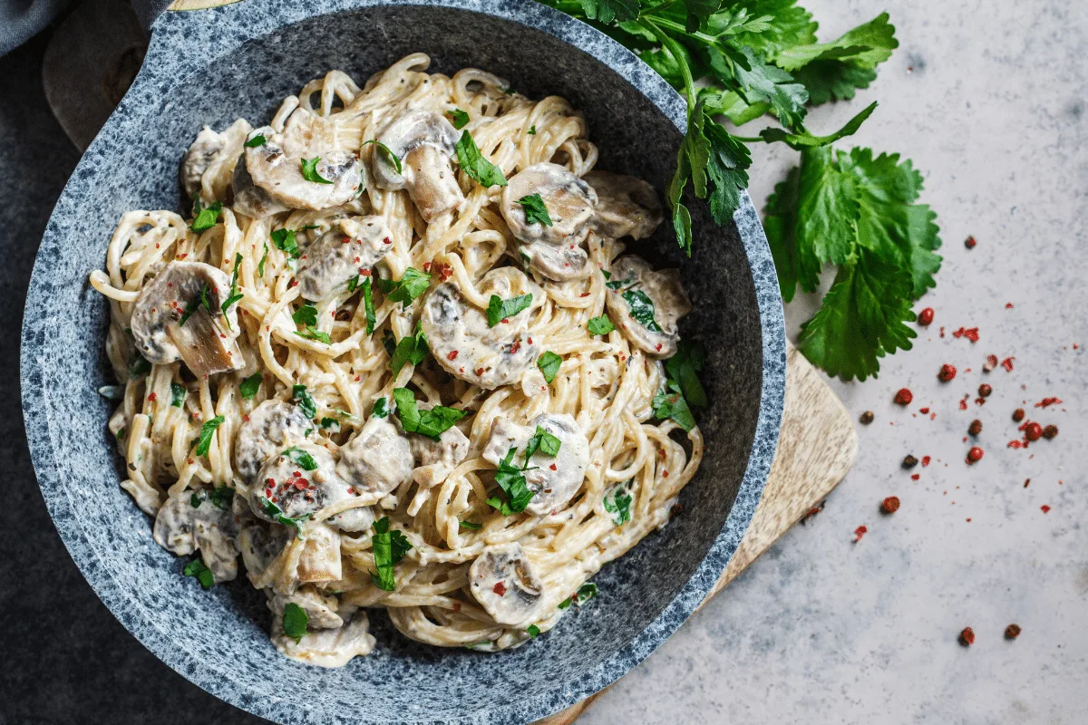 Esta receita de espaguete cremoso com cogumelos é a opção perfeita para um jantar rápido e delicioso