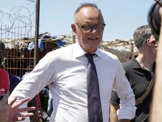 Critiqué par Jean-Luc Mélenchon, Édouard Philippe l’encourage à venir à Mayotte constater la « crise migratoire »
