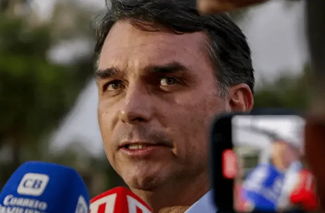 Flávio associa Master a Lula e diz que Bolsonaro foi julgado por ‘inimigos’: ‘Golpe da Disney’
