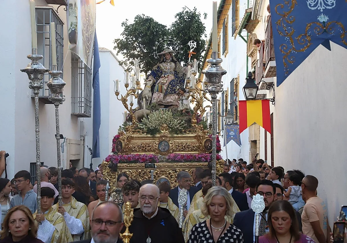 Exuberancia en las calles con la Divina Pastora de Capuchinos por Córdoba